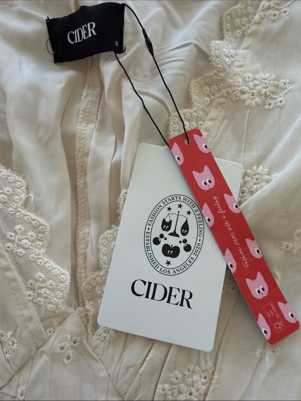 CIDER’s COTTON V-NECK BATWING SLEEVE EYELET
FLARED MINI DRESS I-0342 - Picture 15 of 16